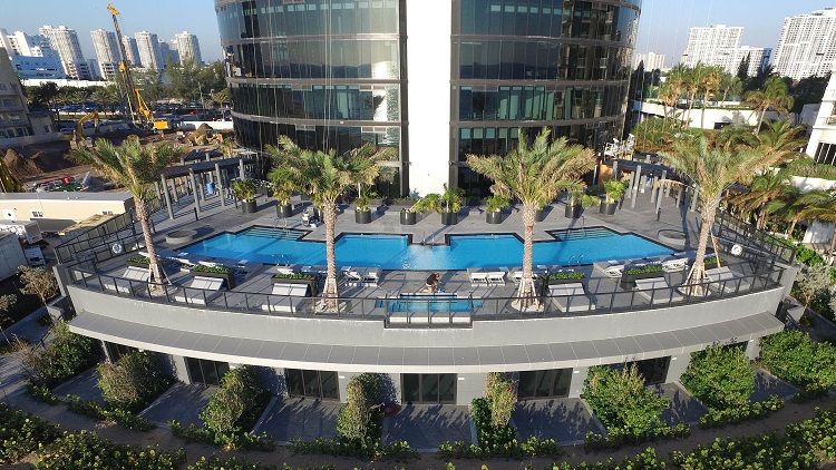 La piscina con vista panoramica della Porsche Tower