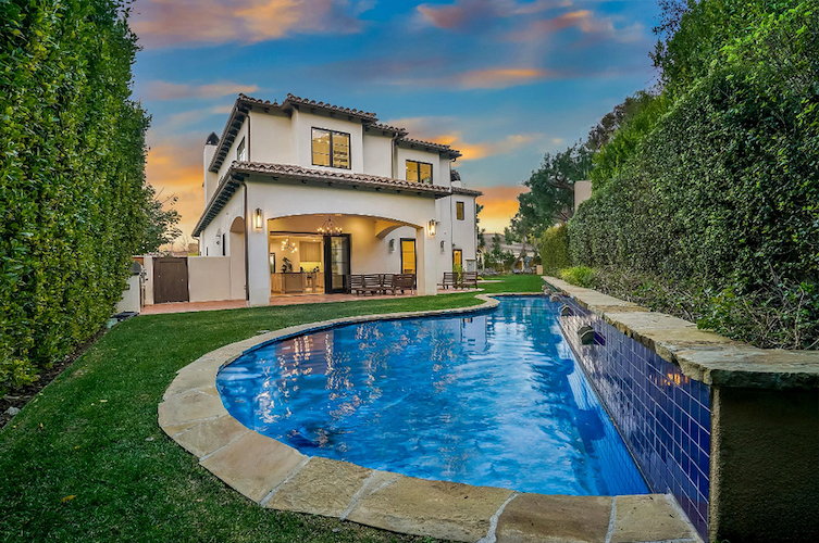 La piscina ovale della villa di Serena Williams