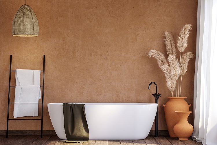 Bagno con pareti color terracotta