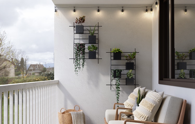 Disposizione ottimale di luci e verde in un balcone