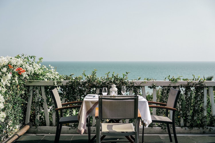 Un balcone con vista sul mare