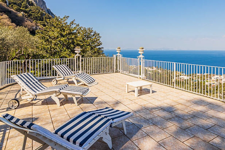 La terrazza panoramica della villa di De Sica a Capri
