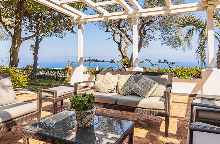 Uno degli splendidi terrazzi della villa di De Sica a Capri