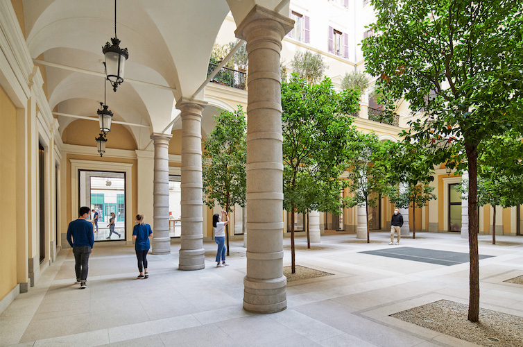 Apple Via del Corso, la corte esterna