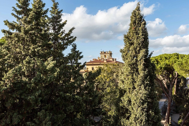La vista su Villa Elia dal terrazzo dell'attico che fu di Fellini