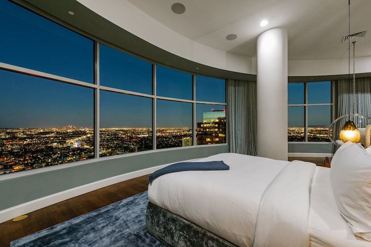 Camera da letto con vista sullo skyline di Los Ahgeles
