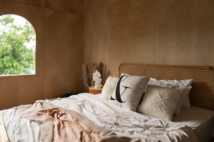 Camera da letto con testiera in paglia di Vienna