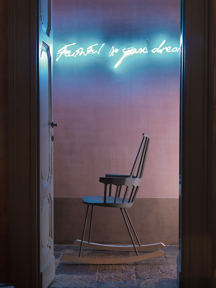 La sedia a dondolo Comback di Patricia Urquiola per Kartell