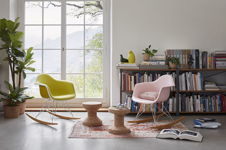 La famosa Eames Plastic Armchair Rar di Vitra.